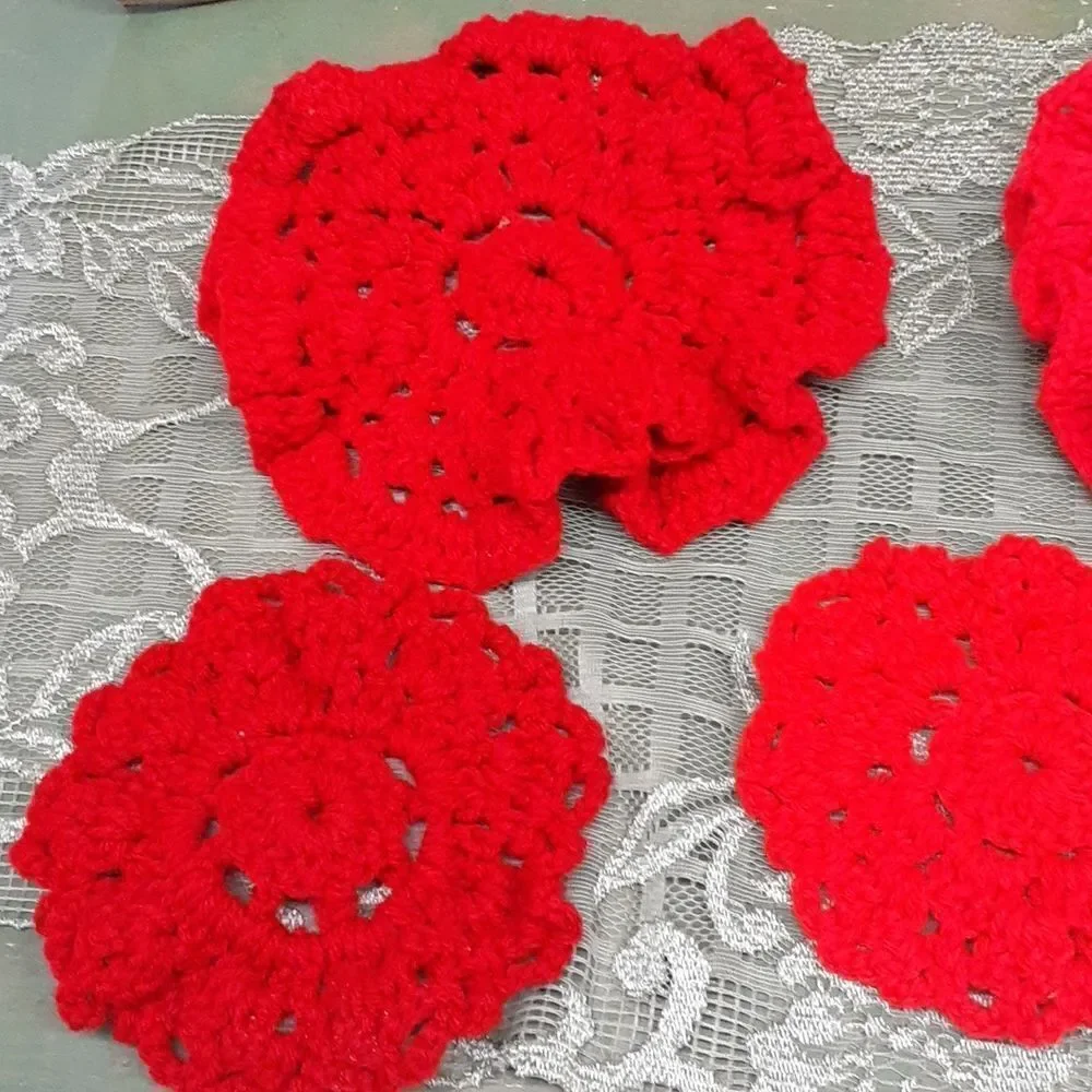 ‎6 pc. Vintage crocheted doilies and pot holder